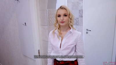 Ung háskólastúlka svindlar á kærastanum sínum með vini sínum | POV og ásamt inni í kisu hennar!